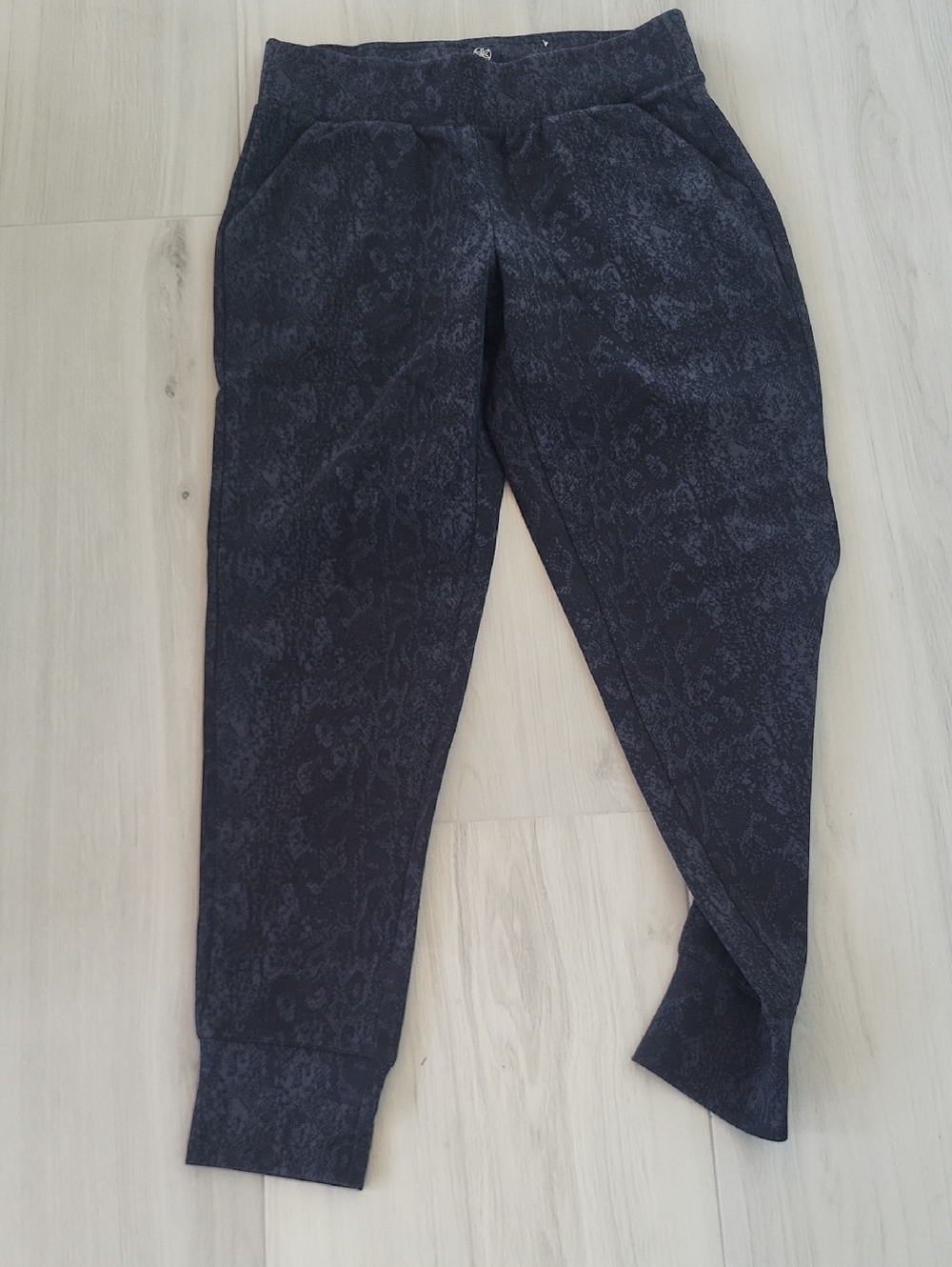 GAIAM Women's Dark Patterned Jogger Sweatpants - Black/Charcoal